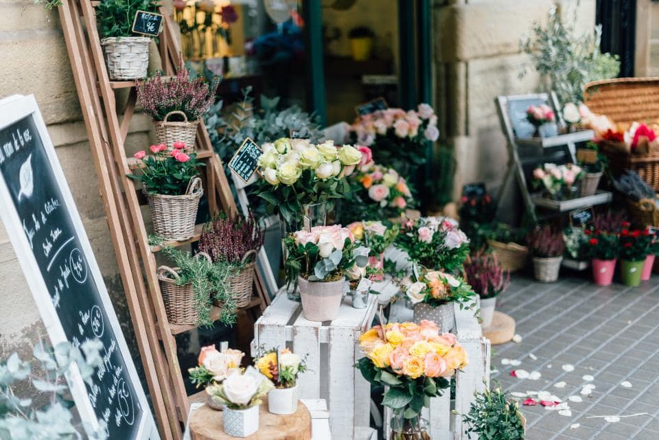 A luxury flower arrangement in a dark ceramic vase